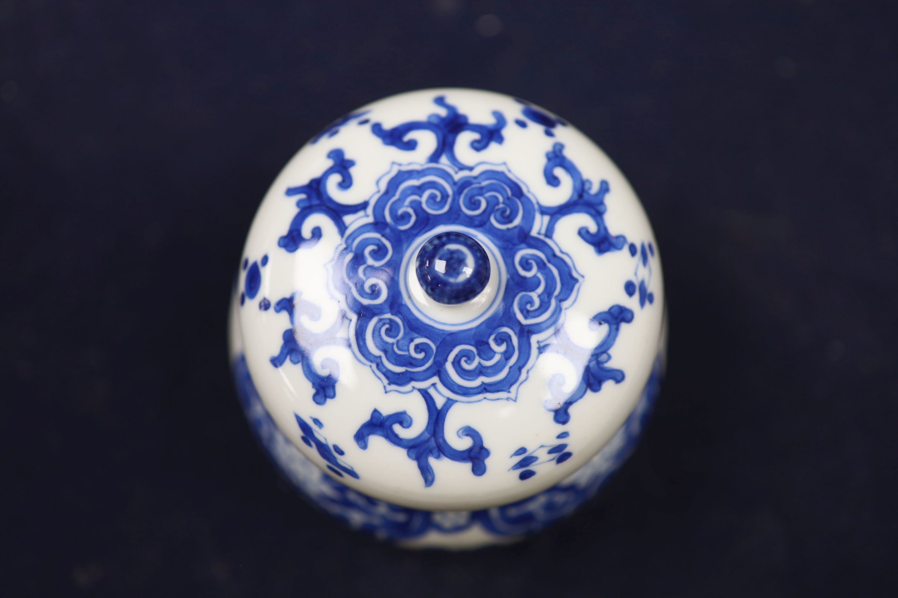 A pair of Chinese blue and white dishes and a similar jar and cover, tallest 12cm